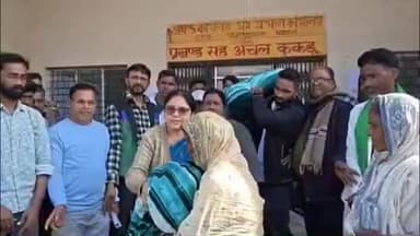 कुकड़ू: कुकड़ू में विधायक द्वारा जरूरतमंदों के बीच कंबल वितरण