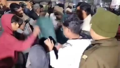 छतरपुर नगर: बस स्टैंड पर कंबल वितरण के दौरान हंगामा, कलेक्टर की मौजूदगी में मची अफरातफरी, वीडियो वायरल