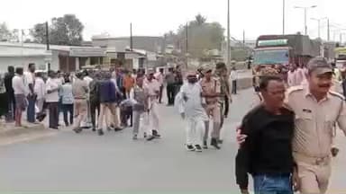 ଅତାବିରା: ଅତାବିରା ମାର୍କେଟ ସମ୍ମୁଖରେ ଜାତୀୟ ରାଜପଥ ଅବରୋଧ ସମୟରେ ଚାଷୀକୁଂ ଉଠାଇନେଲା ପୋଲିସ