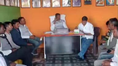 चौरई: चौरई भाजपा कार्यालय में भाजपा नेता ने बीएलओ और मंडल प्रभारियों की बैठक ली