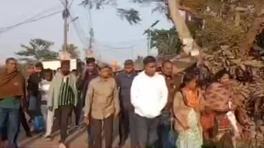 ঠাকুরপুকুর-মহেশতলা: মহেশতলা পৌরসভার ৩৪ নম্বর ওয়ার্ডের উন্নয়নের পাঁচালী সংক্রান্ত বিষয় নিয়ে এলাকায় প্রচার করলেন কাউন্সিলর গোপাল সাহা