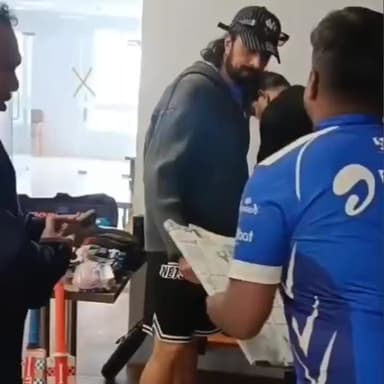 ಚಿತ್ರದುರ್ಗ: ಬೆಂಗಳೂರಿನಲ್ಲಿ ವೀರ ಮದಕರಿ ಲುಕ್ ನಲ್ಲಿ ಇರುವ ಕಿಚ್ಚ ಸುದೀಪ್ ಫೋಟೋ ಗಿಪ್ಟ್ ನೀಡಿದ ಹಿರಿಯೂರು ಪ್ರಸನ್ನ