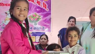 छिंदवाड़ा नगर: माता की स्मृति में छिंदवाड़ा के क्षत्रिय परिवार का नेक कार्य, 200 छात्राओं को बांटे जूते-मोज़े