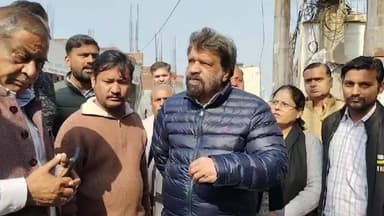 सरिता विहार: बदरपुर के विधायक राम सिंह नेताजी ने सिंधु फार्म रोड पर जल भराव की समस्या को देखते हुए निकासी कार्य का निरीक्षण किया