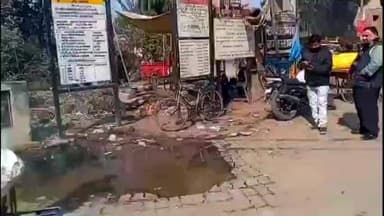 बारा: रेरा मोड़ के पास जल निगम की टूटी पाइपलाइन से रोज़ हजारों लीटर पानी बर्बाद हो रहा है, जिम्मेदार बेखबर