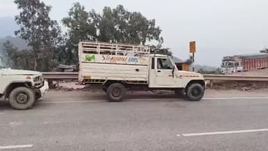 स्वारघाट: कैंची मोड़ पर हादसों का सिलसिला जारी, तीन वाहनों की आपस में टक्कर से हुआ नुकसान