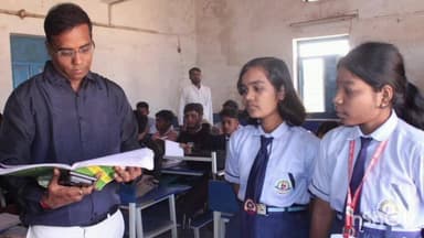 भटगांव और बेलटिकरी स्कूलों का कलेक्टर ने किया निरीक्षण, छात्रों को पढ़ाई के लिए प्रेरित किया