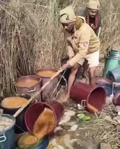 मोतिहारी: ALTF टीम ने जिले के विभिन्न थाना क्षेत्रों में शराब के खिलाफ की कार्रवाई, तीन गिरफ्तार