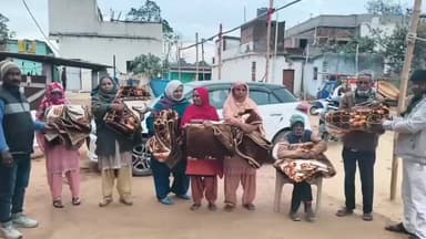 बानो: बानो के मुस्लिम वस्ती टोली में कंबल वितरण, ठंड से प्रभावित 20 लोगों को मिला लाभ