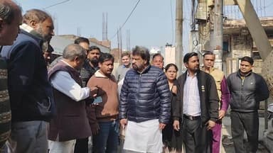 साकेत: आप विधायक राम सिंह नेताजी ने मीठापुर वार्ड में सिंधु फार्म रोड पर चल रहे कार्य का निरीक्षण किया