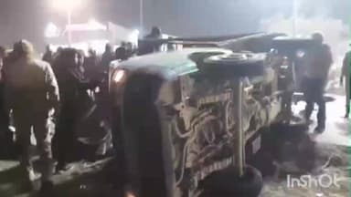 कहरा: पटुवाहा में टायर फटने से सामान से भरा वाहन पलटा, चालक बाल-बाल बचा