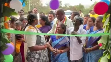 ములుగు: ఎర్రి గట్టమ్మ వద్ద చాయ్ స్టాల్ ప్రారంభించి, చాయ్ అమ్మిన మంత్రి సీతక్క