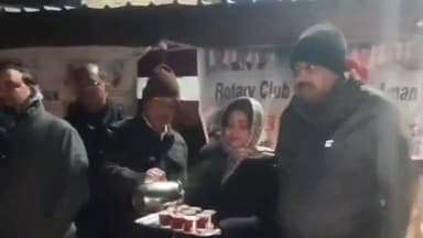 चंदौसी: चंदौसी के रोडवेज बसस्टैंड पर रोटरी अमन ने कड़ाके की सर्दी व शीत लहर के चलते गरीबों को बांटे कंबल