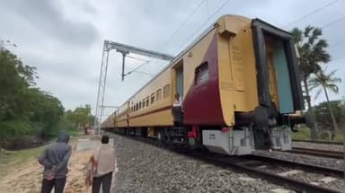 இராமேஸ்வரம்: பாம்பனில் சூறைக்காற்று நடுவழியில் நிறுத்தப்பட்ட ரயில்களால் பயணிகள் ஆவதி