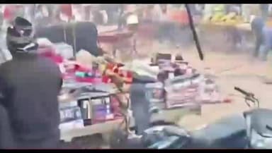 हिण्डौन: शहर में सांडों की लड़ाई का वीडियो हुआ वायरल, कई ढकेलों को हुआ नुकसान, नगर परिषद की लापरवाही