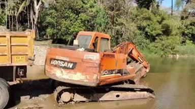 ಬೆಳ್ತಂಗಡಿ: ಬೆಳ್ತಂಗಡಿಯಲ್ಲಿ ಅಕ್ರಮವಾಗಿ ಹಿಟಾಚಿ ಬಳಸಿ ಮರಳು ತೆಗೆಯುತ್ತಿದ್ದ ಅಡ್ಡೆ ಮೇಲೆ ಪೊಲೀಸ್ ದಾಳಿ