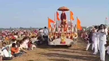 मेहकर: गिनीज बुक ऑफ रेकॉर्डमध्ये नोंद व्हावी अशी महापंगत हिवरा आश्रम येथे पार पडली! दोन लाख भाविक एकाच पंगतीत जेवले