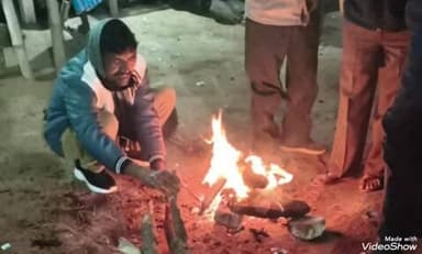 मधुपुर: कड़ाके की ठंड में नगर परिषद का राहत कार्य, शहर के प्रमुख चौराहों पर जलाए जा रहे हैं अलाव