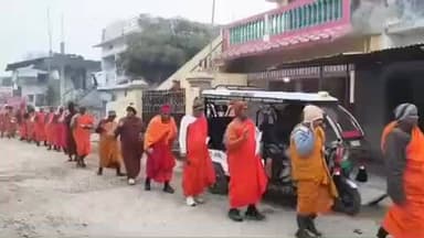 बांसी: बांसी में 10 दिवसीय शिविर के दौरान भंते गण ने निकाली जागरूकता रैली, लोगों को दिया शांति का संदेश