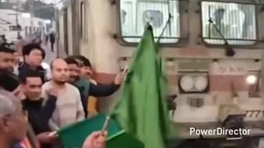 लालकुऑ: सांसद अजय भट्ट ने लालकुआं-बेंगलुरु स्पेशल एक्सप्रेस ट्रेन को हरी झंडी दिखाकर रवाना किया