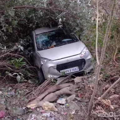 ठियोग: सैंज में गाड़ी हुई दुर्घटनाग्रस्त, कोई जानी नुकसान नहीं