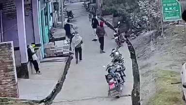 पीरपैंती: पीरपैंती नगर पंचायत क्षेत्र में दिनदहाड़े मेडिकल दुकान में चोरी, सीसीटीवी में कैद