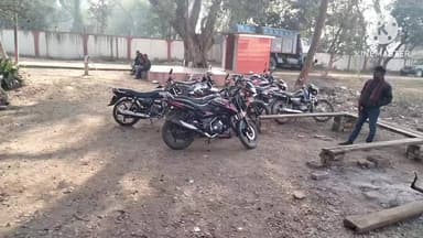 पथरगामा: पथरगामा थाना मोड़ के पास वाहन चेकिंग में 16 बाइक से ₹28,000 की वसूली