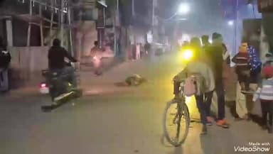 मिर्ज़ापुर: रामबाग में युवक ने बीच सड़क पर चादर बिछाकर किया लेटने का प्रदर्शन, वीडियो सोशल मीडिया पर हुआ वायरल