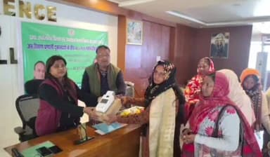 मेदिनीनगर (डालटनगंज): मेदिनीनगर में जन वितरण प्रणाली के विक्रेताओं को 189 फोर जी ई-पॉस मशीन का वितरण
