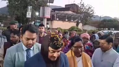 टुंडी: दिशोम गुरु की जयंती पर विधायक मथुरा के साथ शिबू आश्रम पोखरिया पहुंचा प्रशासनिक अमला