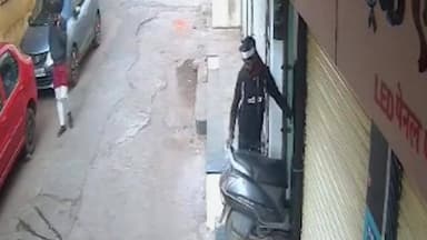 गुना नगर: मठकरी कॉलोनी में दिनदहाड़े घर से एक्टिवा चोरी, सीसीटीवी में कैद हुआ बेखौफ चोर