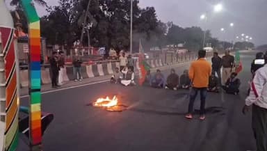 কাঁকসা: I-PAC এর অফিসে ED-র অভিজানে তৃণমূলের বাধার প্রতিবাদে কাঁকসায় ১৯ নম্বর জাতীয় সড়ক অবরোধ করে বিক্ষোভ BJP-র