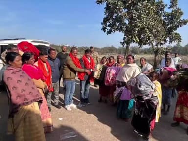 बाघमारा/कतरास: कंचनपुर बाघमारा के विधायक ने जरूरतमंदों को कंबल बांटे, फुटबॉल खिलाड़ी को गोल्ड मेडल से सम्मानित किया