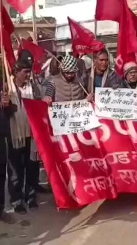 ताजपुर: थर्ड डिग्री टॉर्चर मामले में भाकपा माले कार्यकर्ताओं ने पुलिस थाना अध्यक्ष पर कार्रवाई को लेकर निकाला न्याय मार्च