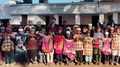 चान्हो: जिला परिषद आशुतोष तिवारी ने मदरसे के छात्रों के बीच कंबल वितरण किया