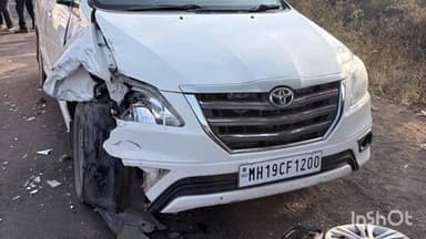 पारोळा: मुंदाने गावाजवळ मोटरसायकल व कारच्या जोरदार धडकेत एक जण गंभीर जखमी