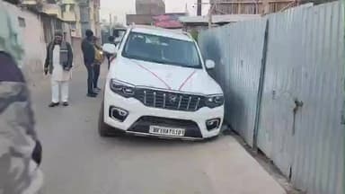 सुल्तानगंज: खुली नाली में फंसा वाहन, 15 मिनट की मशक्कत के बाद टला बड़ा हादसा