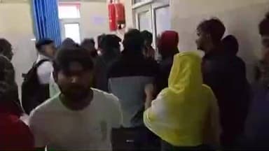फिरोज़ाबाद: सरकारी ट्रामा सेंटर में इलाज कराने आए दो पक्षों के बीच जमकर मारपीट, घटना का लाइव वीडियो आया सामने