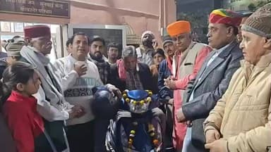 बीकानेर: विधायक जेठानंद व्यास ने दिव्यांग को विधायक निधि से स्कूटी सौंपी