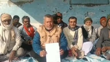 औराई: रतवारा गांव में जलजमाव की समस्या से परेशान होकर मुखिया धरने पर बैठे, प्रशासन पर अनदेखी का आरोप