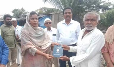 తాడికొండ: మేడికొండూరులో పట్టాదారు పాస్ పుస్తకాలను పంపిణీ చేసిన కలెక్టర్