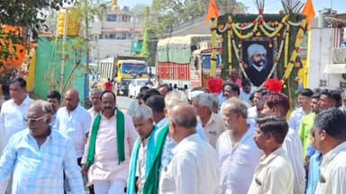 ನವಲಗುಂದ: ನವಲಗುಂದ ಪಟ್ಟಣದ ಲಿಂಗರಾಜ ವೃತ್ತದಲ್ಲಿರುವ ತ್ಯಾಗವೀರ ಶಿರಸಂಗಿ ಲಿಂಗರಾಜ ಸರ್.ದೇಸಾಯಿ 165ನೇ ಜಯಂತ್ಯೋತ್ಸವ