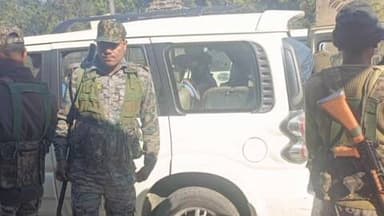 गुमला: मुरकुण्डा गांव में उत्पाद विभाग की छापेमारी, अवैध शराब बरामद