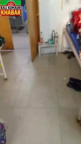 लोहाघाट अस्पताल के जच्चा बच्चा वार्ड में जगह की कमी के चलते फर्श में बैठने को मजबूत तीमारदार