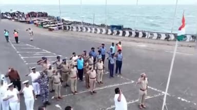 இராமேஸ்வரம்: அரிச்சல்முனைப்பகுதியில் குடியரசு தின விழாவை ஒட்டி மரைன் போலீசார் தேசிய கொடியேற்றி மரியாதை செலுத்தினர்