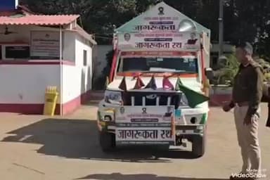 देवीपुर: देवीपुर थाना परिसर से थाना प्रभारी ने सड़क सुरक्षा जागरूकता रथ को हरी झंडी दिखाकर किया रवाना