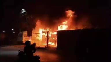 ব্যারাকপুর ১: শ্যামনগর পিনকল এলাকায় অগ্নিকাণ্ড ভষ্মীভূত একটি দোকান ও একটি বাস
