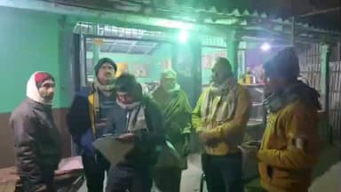 सिमरी बख्तियारपुर: बनमा ईटहरी: कड़ाके की ठंड में भी पीएम किसान केवाईसी अभियान रात तक चला, सीओ व कर्मचारी जुटे रहे