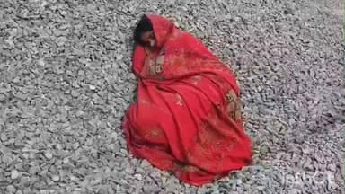 बेतिया: कड़ाके की ठंड में बेतिया रेलवे स्टेशन के बाहर ठिठुरती महिला का वीडियो वायरल, सिस्टम बेनकाब