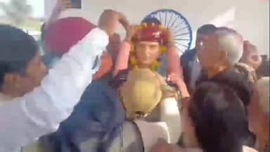 बुहाना: डूमोली कलां में शहीद कमांडो ईश्वर सिंह की मूर्ति का अनावरण, सांसद बृजेन्द्र ओला रहे मुख्य अतिथि